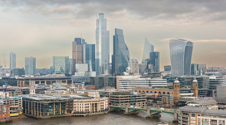 雷朋Meta智能眼镜销售激增 助力依视路陆逊梯卡上半年销售额突破140亿欧元